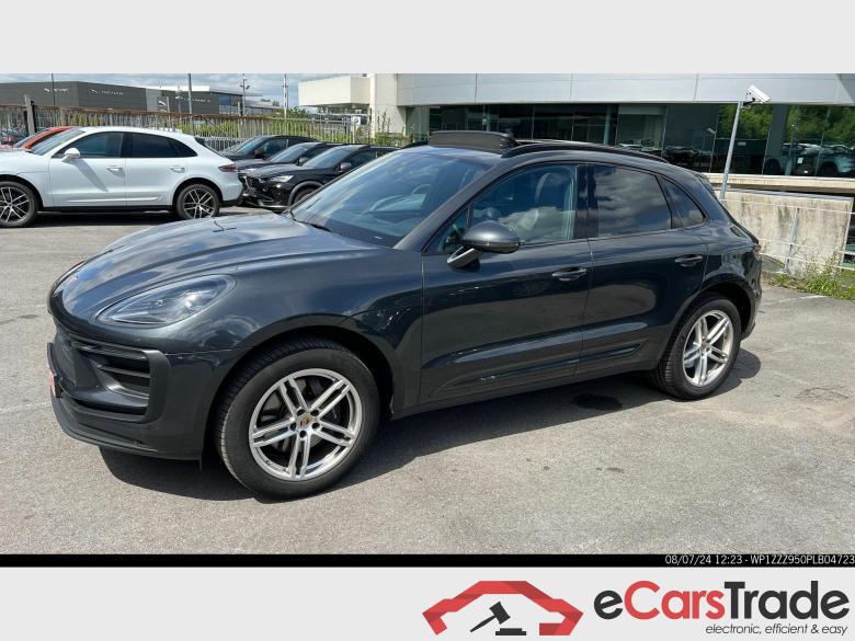 PORSCHE Macan Macan (MY23) #1