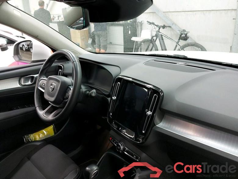 VOLVO - VOL XC40 T3 163PK Momentum Pro Pack Winter & Pano Roof & Park Assist Front & Rear  * PETROL * #3