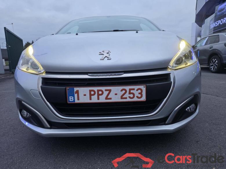 PEUGEOT 208 1.2i PureTech Style #1