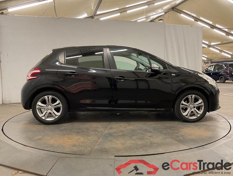 PEUGEOT 208 1.2i Style #4