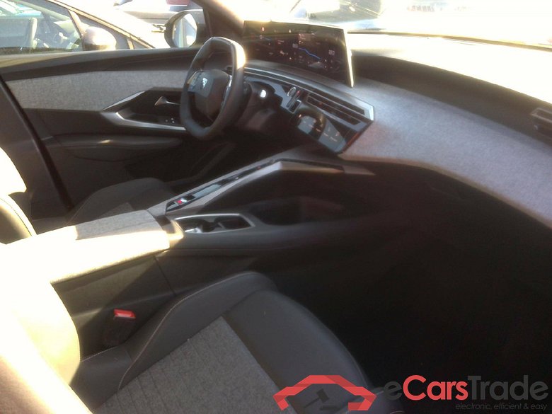 Peugeot 5008 Allure 5008 Hybrid 136 e-DCS6 #3