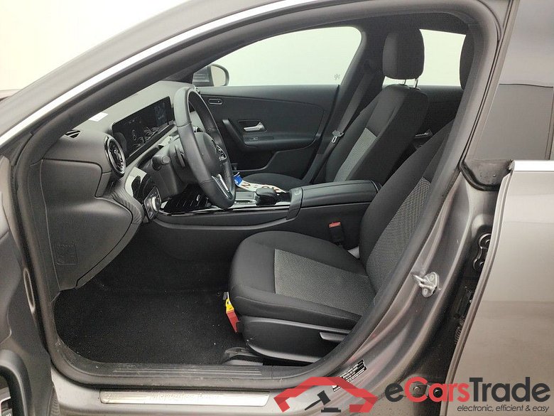 Mercedes-Benz CLA Shooting Brake CLA 180 d Essential Line 5d #3