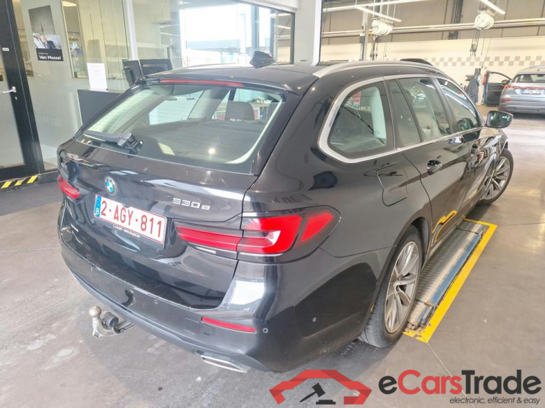 BMW - BMW 5 TOURING 530e xDrive 272PK Business Edition & Heated Dakota Seats & Parking Assistant Pack & Towing Hook * HYBRID * #2
