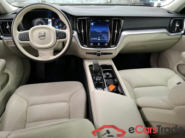 VOLVO V60 / 2018 / 5P / Break B3 163 GT 8 Momentum Business #5