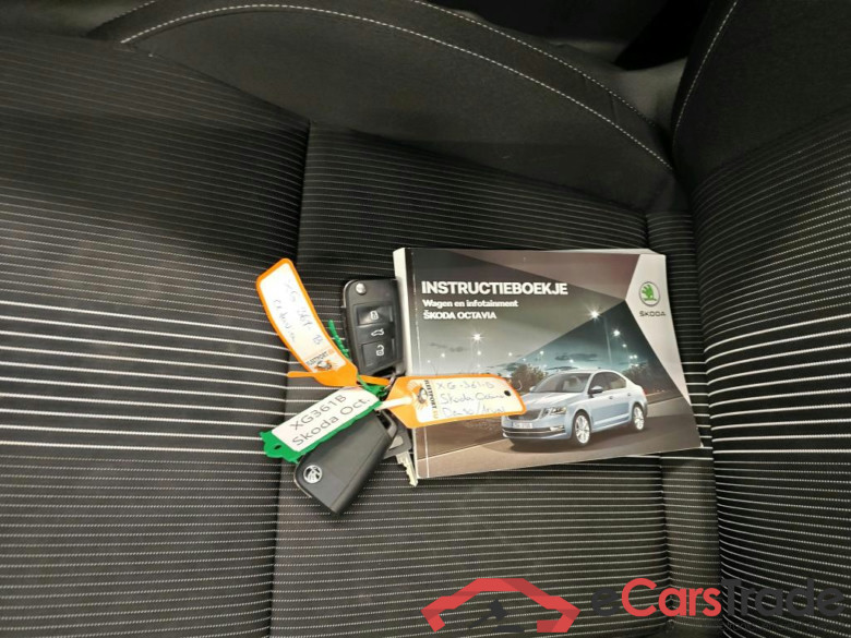 Skoda Octavia Combi 1.5 TSI Greentech Style Business DSG 5d #4