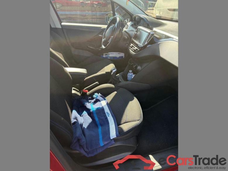 PEUGEOT 208 1.2i PureTech Style #6