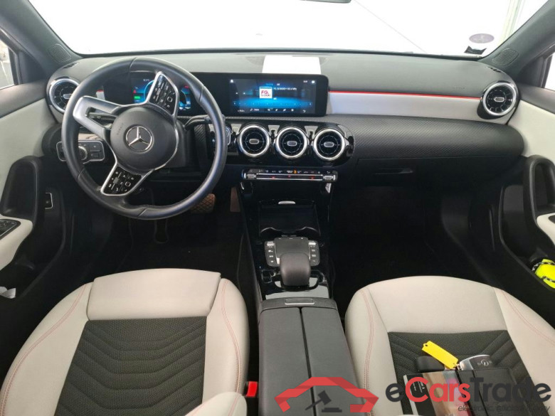 MERCEDES-BENZ Classe A Compact / 2018 / 5P / Berline A 250 e Business Line 8G-DCT #6